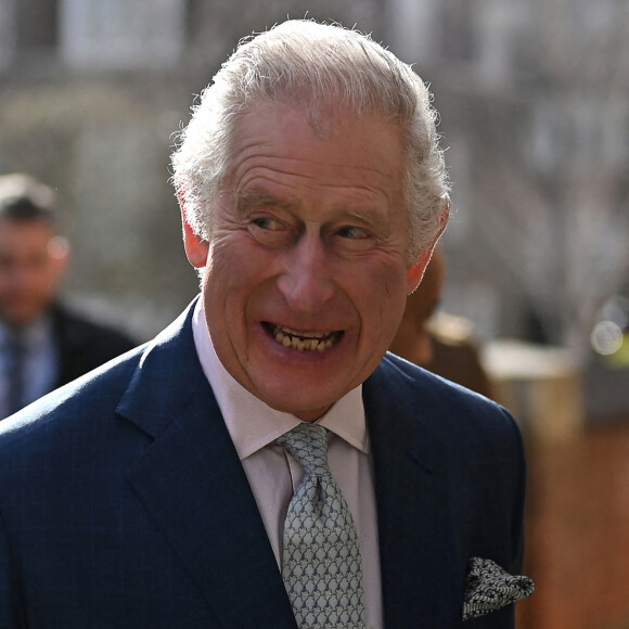 Le roi Charles III d'Angleterre, lors d'une visite au musée Leighton House récemment rénové à Londres, Royaume Uni, le 9 février 2023, pour en savoir plus sur le partenariat artistique avec Turquoise Mountain, l'organisme de bienfaisance fondé par le prince de Galles de l'époque pour préserver et développer les pratiques artisanales traditionnelles à travers l'Afghanistan, le Myanmar et le Moyen-Orient.