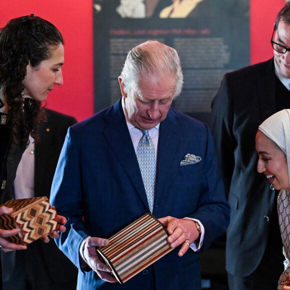 Le roi Charles III d'Angleterre, lors d'une visite au musée Leighton House récemment rénové à Londres, Royaume Uni, le 9 février 2023, pour en savoir plus sur le partenariat artistique avec Turquoise Mountain, l'organisme de bienfaisance fondé par le prince de Galles de l'époque pour préserver et développer les pratiques artisanales traditionnelles à travers l'Afghanistan, le Myanmar et le Moyen-Orient.
