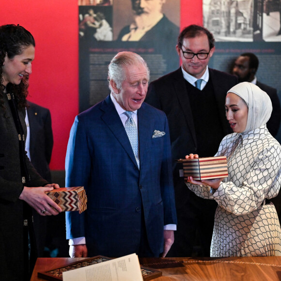 Le roi Charles III d'Angleterre, lors d'une visite au musée Leighton House récemment rénové à Londres, Royaume Uni, le 9 février 2023, pour en savoir plus sur le partenariat artistique avec Turquoise Mountain, l'organisme de bienfaisance fondé par le prince de Galles de l'époque pour préserver et développer les pratiques artisanales traditionnelles à travers l'Afghanistan, le Myanmar et le Moyen-Orient.