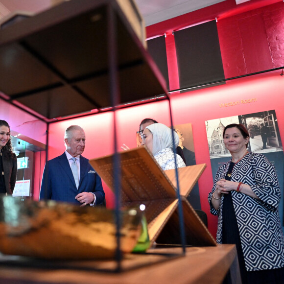 Le roi Charles III d'Angleterre, lors d'une visite au musée Leighton House récemment rénové à Londres, Royaume Uni, le 9 février 2023, pour en savoir plus sur le partenariat artistique avec Turquoise Mountain, l'organisme de bienfaisance fondé par le prince de Galles de l'époque pour préserver et développer les pratiques artisanales traditionnelles à travers l'Afghanistan, le Myanmar et le Moyen-Orient.