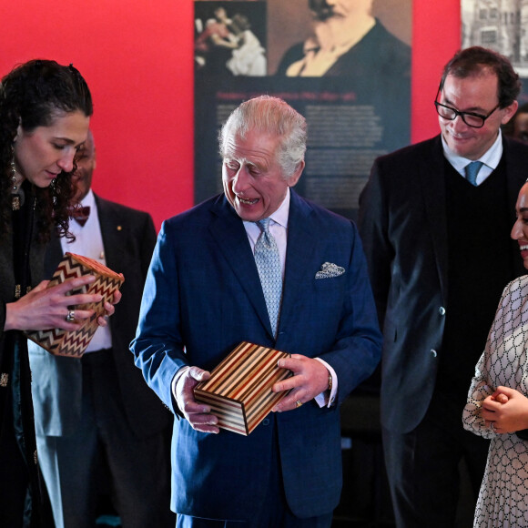 Le roi Charles III d'Angleterre, lors d'une visite au musée Leighton House récemment rénové à Londres, Royaume Uni, le 9 février 2023, pour en savoir plus sur le partenariat artistique avec Turquoise Mountain, l'organisme de bienfaisance fondé par le prince de Galles de l'époque pour préserver et développer les pratiques artisanales traditionnelles à travers l'Afghanistan, le Myanmar et le Moyen-Orient.