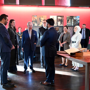 Le roi Charles III d'Angleterre, lors d'une visite au musée Leighton House récemment rénové à Londres, Royaume Uni, le 9 février 2023, pour en savoir plus sur le partenariat artistique avec Turquoise Mountain, l'organisme de bienfaisance fondé par le prince de Galles de l'époque pour préserver et développer les pratiques artisanales traditionnelles à travers l'Afghanistan, le Myanmar et le Moyen-Orient.