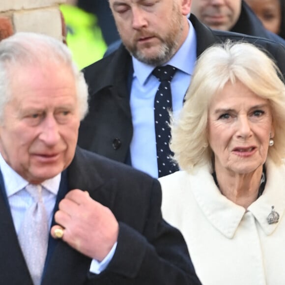 Le roi Charles III d'Angleterre et Camilla Parker Bowles, reine consort d'Angleterre, lors d'une visite sur Brick Lane à Londres, Royaume Uni, le 8 février 2023, pour rencontrer des organismes de bienfaisance et des entreprises au coeur de la communauté bangladaise britannique, et des personnes qui étaient activement impliquées dans le mouvement antiraciste de les années 1960 et 1970.