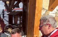 Benoît Paire en train de boire de l'alcool à la montagne.
