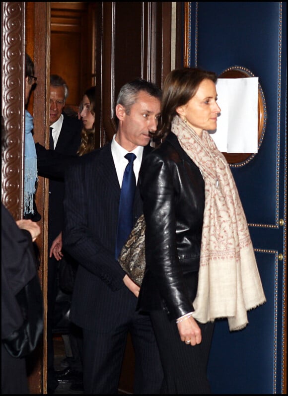 Dominique de Villepin et Marie-Laure à la sortie de la 11ème chambre du tribunal correctionnel de Paris le 28 janvier 2010