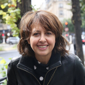 Exclusif - Valérie Bonneton à la sortie des studios de Radio France à Paris. Le 29 septembre 2021 