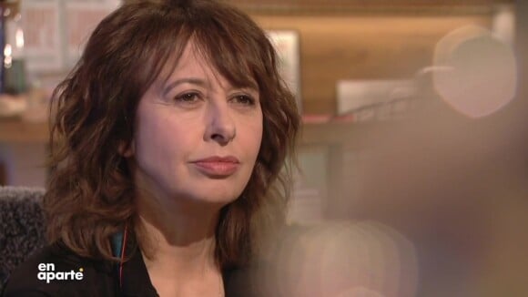 Valérie Bonneton invitée de Nathalie Levy dans "En aparté" sur Canal+ vendredi 10 février 2023.