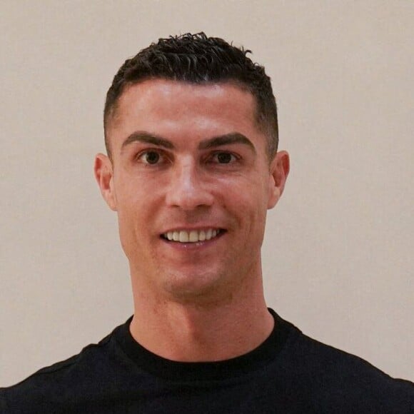 Cristiano Ronaldo s'est engagé avec le club saoudien d'Al-Nassr, depuis la résiliation de son contrat avec Manchester United, en pleine Coupe du monde. Cristiano Ronaldo pose avec son nouveau maillot d'équipe. © La Nacion/Zuma Press/Bestimage