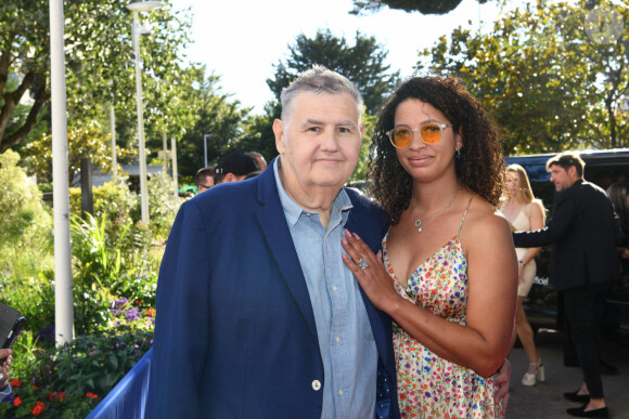 Pierre Ménès et sa femme Mélissa - Photocall de la cérémonie de clôture du 8ème Festival du Cinéma et Musique de Film de La Baule le 3 juillet 2022. © Rachid Bellak/bestimage