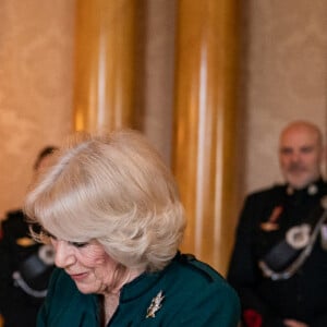 Camilla Parker Bowles, reine consort d'Angleterre, reçoit la décoration des Forces canadiennes par le brigadier-général Dwayne Parsons lors d'une réception pour le Queen's Own Rifles of Canada au palais de Buckingham à Londres, le 1er février 2023. 