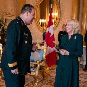 Camilla Parker Bowles, reine consort d'Angleterre, reçoit la décoration des Forces canadiennes par le brigadier-général Dwayne Parsons lors d'une réception pour le Queen's Own Rifles of Canada au palais de Buckingham à Londres, le 1er février 2023. 