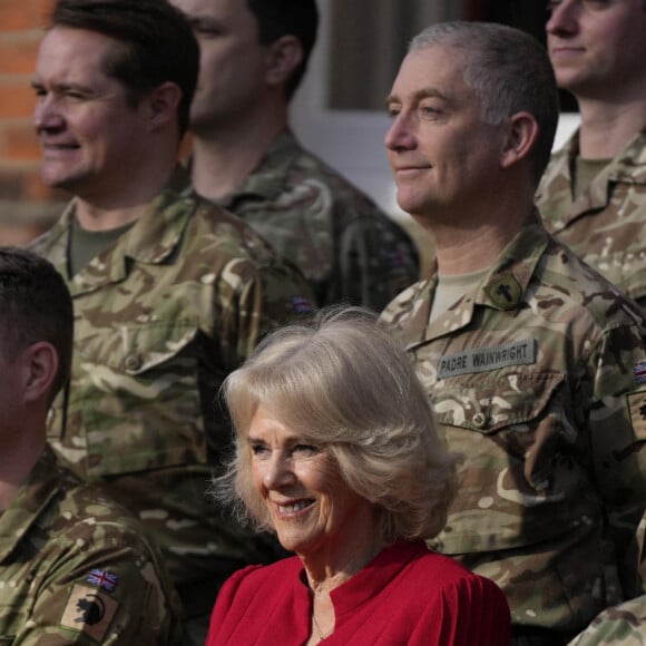 Camilla Parker Bowles, reine consort d'Angleterre, dans son rôle de colonel des Grenadier Guards, arrive au Lille Barracks à Aldershot, Hampshire, Royaume Uni, 31 janvier 2023, où elle rencontre des membres du bataillon, remet des médailles et rencontre des familles. 