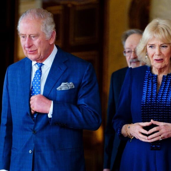 Le roi Charles III d'Angleterre et Camilla Parker Bowles, reine consort d'Angleterre, rencontrent des survivants lors de la Journée internationale de commémoration de l'Holocauste au palais de Buckingham, le 27 janvier 2023. Le couple royal s'est entretenu avec Amouna Adamlight, survivante du génocide du Darfour, et le Dr Martin Stern, un survivant de l'Holocauste. © Avalon / Panoramic / Bestimage 