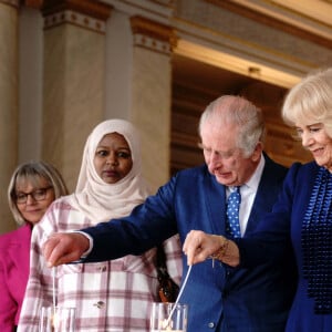 Le roi Charles III d'Angleterre et Camilla Parker Bowles, reine consort d'Angleterre, rencontrent des survivants lors de la Journée internationale de commémoration de l'Holocauste au palais de Buckingham, le 27 janvier 2023. Le couple royal s'est entretenu avec Amouna Adamlight, survivante du génocide du Darfour, et le Dr Martin Stern, un survivant de l'Holocauste. © Avalon / Panoramic / Bestimage 