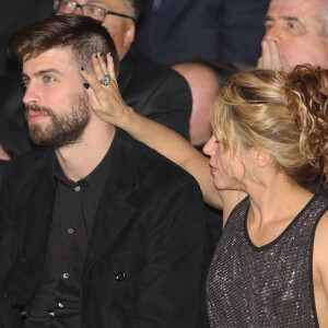 Gerard Piqué reçoit le prix du meilleur athlète catalan lors d'une cérémonie à Barcelone le 25 janvier 2016. Sa compagne, la chanteuse Shakira était à ses côtés