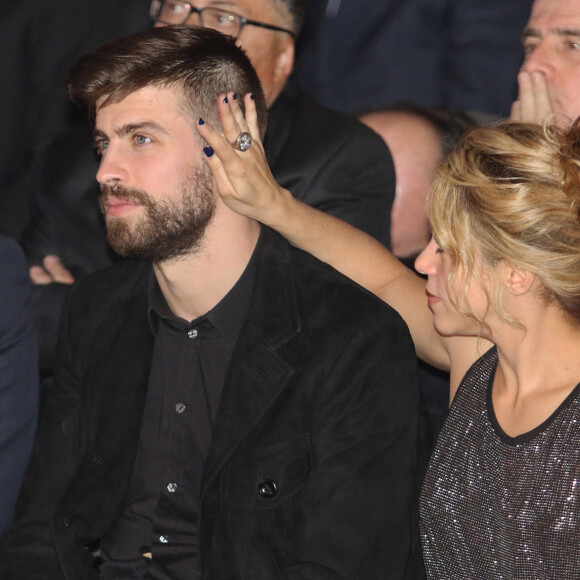 Gerard Piqué reçoit le prix du meilleur athlète catalan lors d'une cérémonie à Barcelone le 25 janvier 2016. Sa compagne, la chanteuse Shakira était à ses côtés