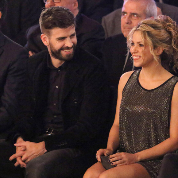 Gerard Piqué reçoit le prix du meilleur athlète catalan lors d'une cérémonie à Barcelone le 25 janvier 2016. Sa compagne, la chanteuse Shakira était à ses côtés