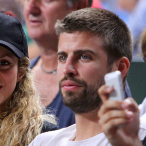 Shakira enceinte et son compagnon Gerard Pique assistent au quart de finale de la coupe du monde de basket entre la Slovénie et les États-Unis à Barcelone en Espagne le 9 septembre 2014.