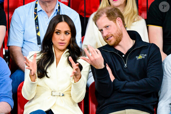 Le prince Harry et Meghan Markle assistent à la finale d'athlétisme, au deuxième jour des Invictus Games 2020 à La Haye, le 17 avril 2022. 