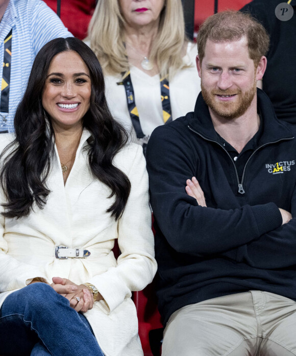 Le prince Harry et Meghan Markle assistent à la finale d'athlétisme, au deuxième jour des Invictus Games 2020 à La Haye, le 17 avril 2022. 