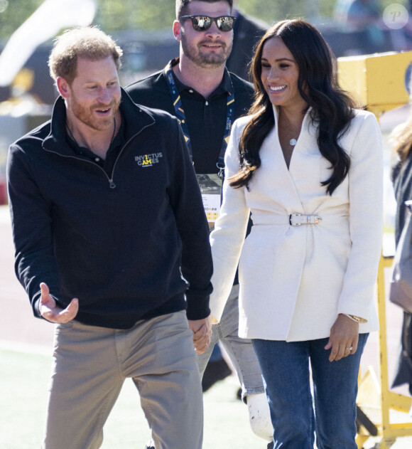 Le prince Harry et Meghan Markle assistent à la finale d'athlétisme, au deuxième jour des Invictus Games 2020 à La Haye, le 17 avril 2022. 