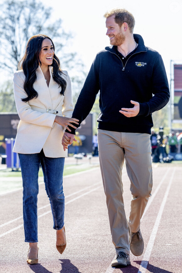 Le prince Harry et Meghan Markle assistent à la finale d'athlétisme, au deuxième jour des Invictus Games 2020 à La Haye, le 17 avril 2022. 