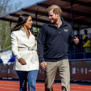 Le prince Harry et Meghan Markle assistent à la finale d'athlétisme, au deuxième jour des Invictus Games 2020 à La Haye, le 17 avril 2022. 