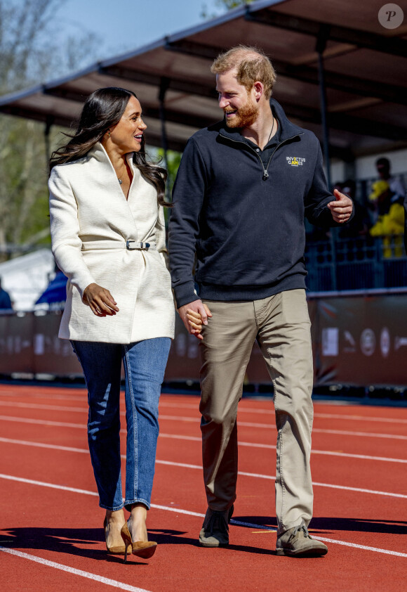 Le prince Harry et Meghan Markle assistent à la finale d'athlétisme, au deuxième jour des Invictus Games 2020 à La Haye, le 17 avril 2022. 