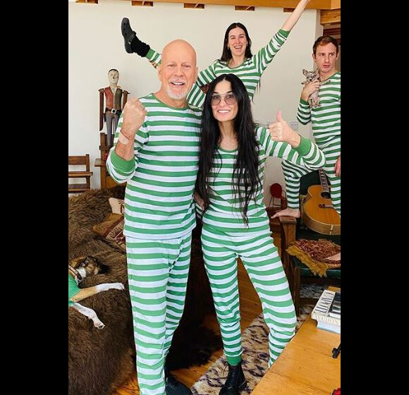 En décembre dernier, Bruce Willis, malgré sa maladie, célébrait Noël en famille, y compirs avec son ex-femme Demi Moore et leurs enfants.
Demi Moore, Bruce Willis et leurs filles Scout, Rumer et Tallulah sont en confinement ensemble dans l'Idaho. Mars 2020.