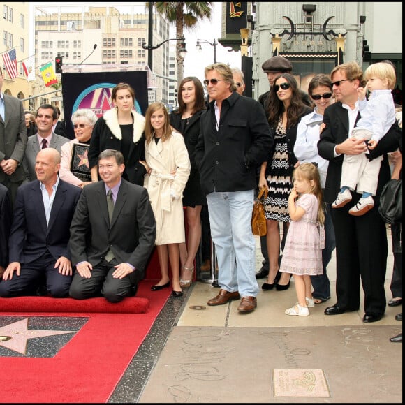 "J'envoie beaucoup d'amour et de prières", "Amour et force à votre famille", "Je suis de tout coeur avec vous", ont réagi les internautes en dessous de ce post.
Bruce Willis, ses filles Rumer, Scout et Tallulah, Demi Moore et Ashton Kutcher - Bruce Willis reçoit son étoile sur Hollywood Boulevard en 2006.