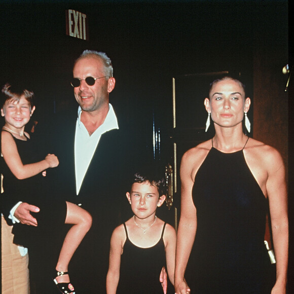 On apprenait alors qu'il était atteint d'aphasie, qui est un trouble de la communication.
Bruce Willis et Demi Moore avec leurs filles en 1996.
