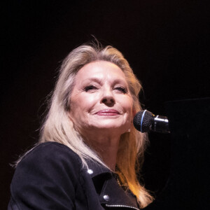 Dans le portrait de Libération qui lui est dédié ce vendredi 17 février, la chanteuse de 73 ans l'avoue, elle a touché à beaucoup de choses.
Exclusif - Véronique Sanson - XVème gala pour la Fondation Recherche Alzheimer à l'Olympia à Paris le 14 mars 2022. © Jack Tribeca/Bestimage 