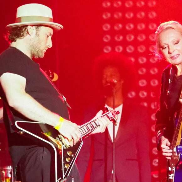 Son fils Christopher Stills - Véronique Sanson en concert pour l'ouverture du festival des Francofolies de La Rochelle. Le 11 juillet 2018 