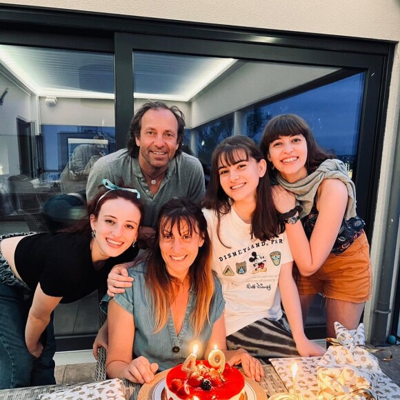 Ensemble, ils forment une famille très unie et leurs photos d'anniversaire témoignent du bonheur qu'ils partagent avec leurs trois filles.
La famille de Philippe et Olivia Candeloro réunie pour l'anniversaire de la maman, Olivia Candeloro