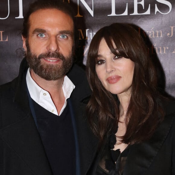 Monica Bellucci au bras d'un beau brun : Soutien gorge apparent et décolleté XXL en dentelle
Exclusif - John Nollet et Monica Bellucci lors de la soirée de Gala "Rodin - Ballet Julien Lestel", produit par "Alexandra Cardinale Opera Ballet Production" à la salle Pleyel à Paris, France, le 9 Février 2023. © Bertrand Rindoff / Veeren / Bestimage 