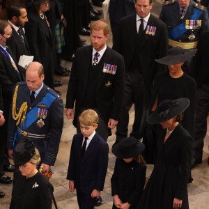 Dans son livre, il raconte que son frère William était également très énervé du traitement réservé à sa femme Kate et aux enfants. 
La comtesse Sophie de Wessex, Le prince William, prince de Galles, Le prince George de Galles, La princesse Charlotte de Galles,, Catherine (Kate) Middleton, princesse de Galles, Le prince Harry, duc de Sussex, Meghan Markle, duchesse de Sussex - Service funéraire à l'Abbaye de Westminster pour les funérailles d'Etat de la reine Elizabeth II d'Angleterre, à Londres, Royaume Uni, le 19 septembre 2022 © Ian Vogler/Mirroppix/Bestimage 