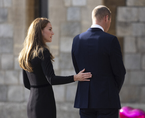 Le prince de Galles William, la princesse de Galles Kate Catherine Middleton à la rencontre de la foule devant le château de Windsor, suite au décès de la reine Elisabeth II d'Angleterre. Le 10 septembre 2022 