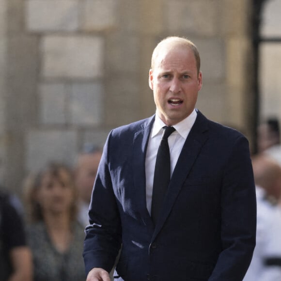 Mais cela, au lieu de les rapprocher, a causé l'éloignement encore plus avec son frère, qui a fait pleurer sa femme. 
Le prince de Galles William, la princesse de Galles Kate Catherine Middleton, le prince Harry, duc de Sussex, Meghan Markle, duchesse de Sussex à la rencontre de la foule devant le château de Windsor, suite au décès de la reine Elisabeth II d'Angleterre. Le 10 septembre 2022 