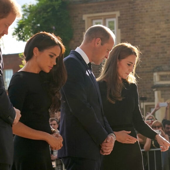 La brouille devrait durer encore longtemps...
Le prince Harry, duc de Sussex et Meghan Markle, duchesse de Sussex et le prince de Galles William et la princesse de Galles Kate Catherine Middleton à la rencontre de la foule devant le château de Windsor, suite au décès de la reine Elisabeth II d'Angleterre. Le 10 septembre 2022