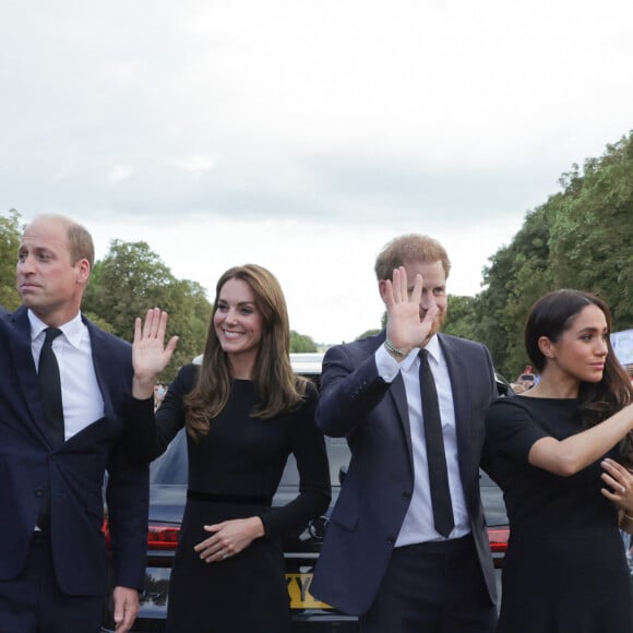 Le prince de Galles William et la princesse de Galles Kate Catherine Middleton et le prince Harry, duc de Sussex et Meghan Markle, duchesse de Sussex à la rencontre de la foule devant le château de Windsor, suite au décès de la reine Elisabeth II d'Angleterre. Le 10 septembre 2022 