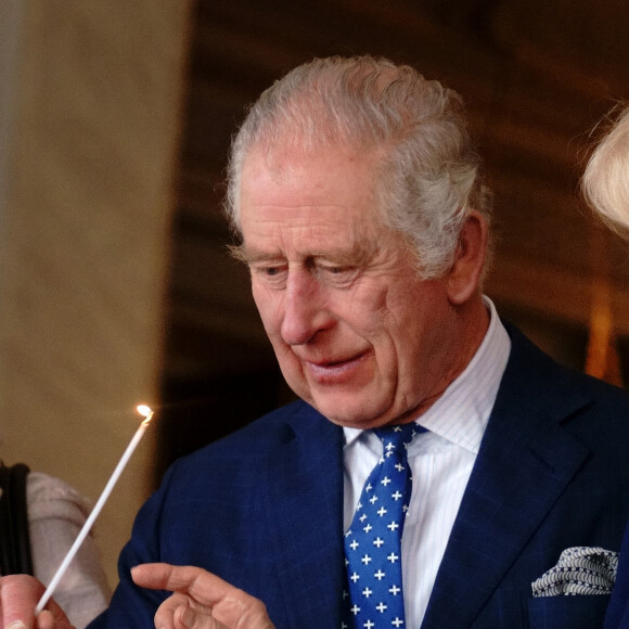 Le roi Charles III d'Angleterre et Camilla Parker Bowles, reine consort d'Angleterre, rencontrent des survivants lors de la Journée internationale de commémoration de l'Holocauste au palais de Buckingham, le 27 janvier 2023. Le couple royal s'est entretenu avec Amouna Adamlight, survivante du génocide du Darfour, et le Dr Martin Stern, un survivant de l'Holocauste. © Avalon / Panoramic / Bestimage 