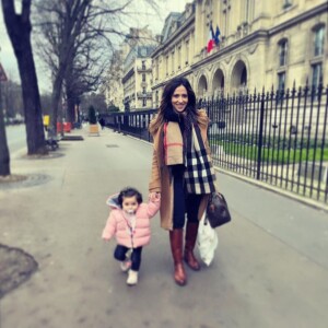 Samedi 18 février 2023, elle a posté une photo d'elle, se baladant main dans la main avec sa petite fille.
Fabienne Carat et sa fille Céleste sur Instagram.