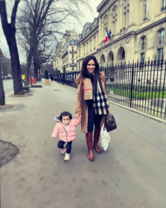 Samedi 18 février 2023, elle a posté une photo d'elle, se baladant main dans la main avec sa petite fille.
Fabienne Carat et sa fille Céleste sur Instagram.
