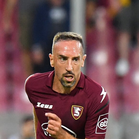 Une belle réussite pour Seïf-el-Islam, qui montre qu'il a très certainement hérité du talent de son père balle au pied.
Franck Ribéry sous le maillot de la Salernitana lors du match de Serie A l'opposant au Hellas Verona FC à Salerne, Italie, le 22 septembre 2021. © Carmelo Imbesi/LPS/Zuma Press/Bestimage