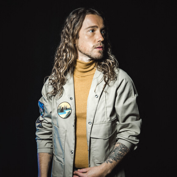 Exclusif - Julien Doré - Backstage de l'enregistrement de l'émission "La Chanson secrète 6" à la Scène musicale à Paris, qui sera diffusée le 12 décembre sur TF1. Le 8 septembre 2020 Après le succès des précédentes éditions, " LA CHANSON SECRETE ", présentée par N.ALIAGAS et produite par DMLS TV, revient sur TF1. 8 artistes ne savent rien de ce qui va se passer pour eux ! Ils ont accepté de jouer le jeu, de se laisser totalement surprendre, émouvoir, parfois même déstabiliser car ils vont découvrir en même temps que les téléspectateurs une surprise : une chanson qui leur est chère revisitée et réinterprétée par un artiste. Des mises en scène spectaculaires au service de l'émotion... Et des émotions fortes pour l'artiste assis dans le fauteuil grâce à la venue sur le plateau de proches et d'invités inattendus. Les téléspectateurs seront aux premières loges pour vivre ces moments d'intimité musicale rare. © Gaffiot-Moreau / Bestimage 