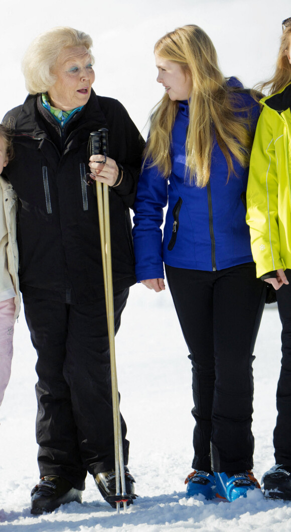 La princesse Catharina-Amalia des Pays-Bas et la princesse Beatrix des Pays-Bas - La famille royale néerlandaise lors de la traditionnelle séance photos des vacances à la neige à Lech am Arlberg, Autriche, le 22 février 2016. 