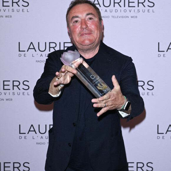 Fabien Onteniente (trophée de la meilleure fiction) - 28ème cérémonie des Lauriers de l'Audiovisuel au théâtre Marigny à Paris le 20 février 2023. © Coadic Guirec/Bestimage