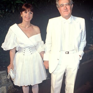 Avec son mari de l'époque, George Fillioud, elle a essayé de rattraper l'opération, pas évident en raison de sa peau très fine.
Danièle Evenou et Georges Fillioud au mariage d'Eddie Barclay en 1988