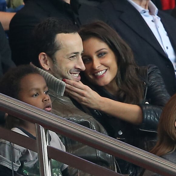 Les tourtereaux ont commencé à se fréquenter en 2015 et, leur idylle aura duré deux ans.
Michaël Cohen, son fils Surifel (qu'il a adopté en 2010 avec Emmanuelle Béart) et sa compagne Malika Ménard dans les tribunes du parc des princes pour assister au match de football PSG-Toulouse (victoire 5 à 0 du PSG) le 7 novembre 2015 Merci de flouter le visage de l'enfant avant publication