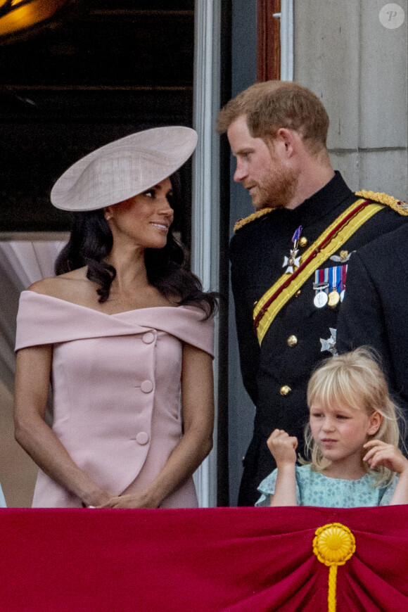 Le personnage féminin est habillé comme Meghan lors du rassemblement militaire "Trooping the Colour" en 2018
Meghan Markle, duchesse de Sussex, le prince Harry, duc de Sussex, Isla Phillips - Les membres de la famille royale britannique lors du rassemblement militaire "Trooping the Colour" (le "salut aux couleurs"), célébrant l'anniversaire officiel du souverain britannique. Cette parade a lieu à Horse Guards Parade, chaque année au cours du deuxième samedi du mois de juin. Londres, le 9 juin 2018.